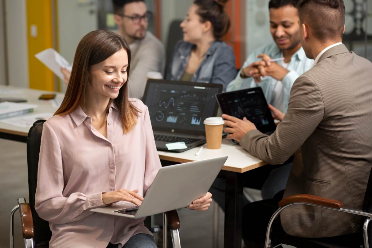Equipe discute o uso de ferramentas financeiras.