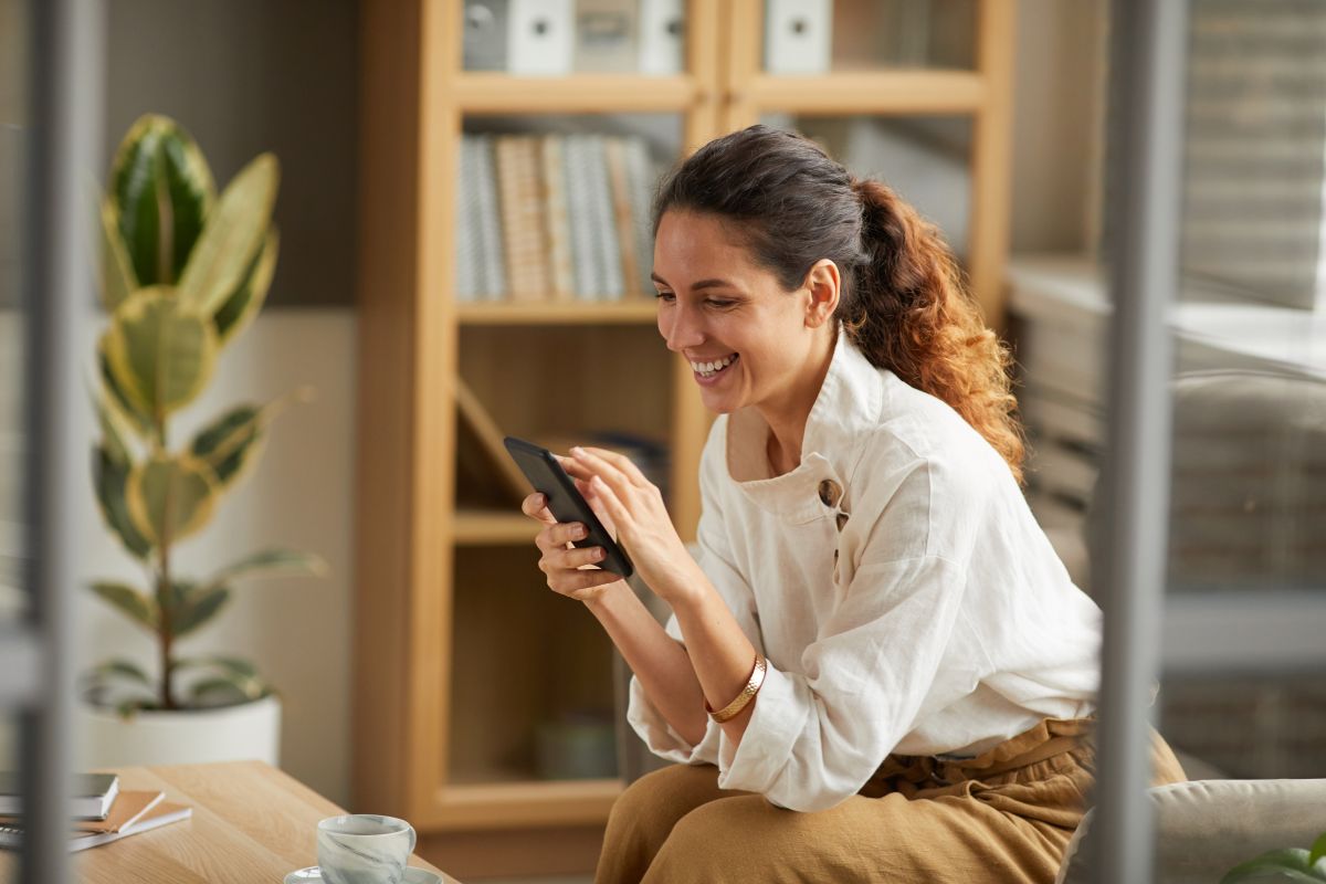 mujer-utilizando-celular-para-transferir