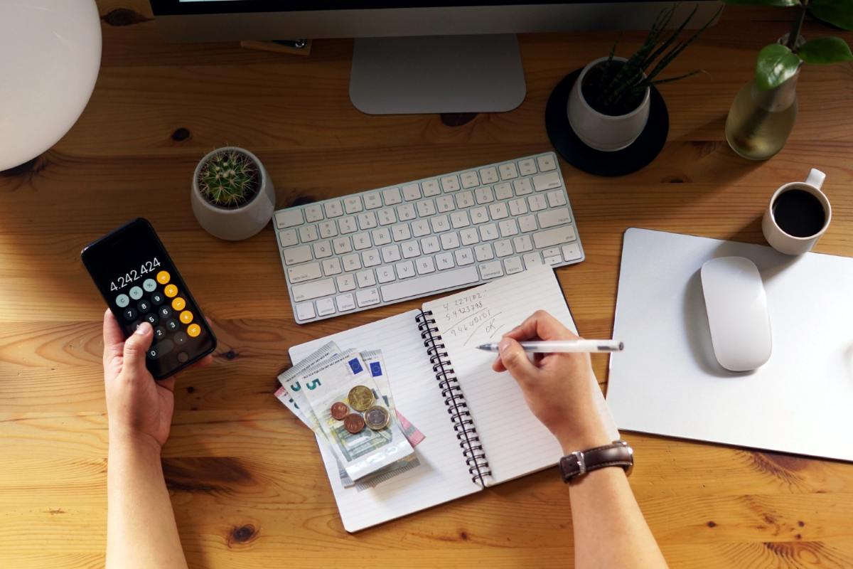 escritorio-con-cuaderno-dinero-y-calculadora