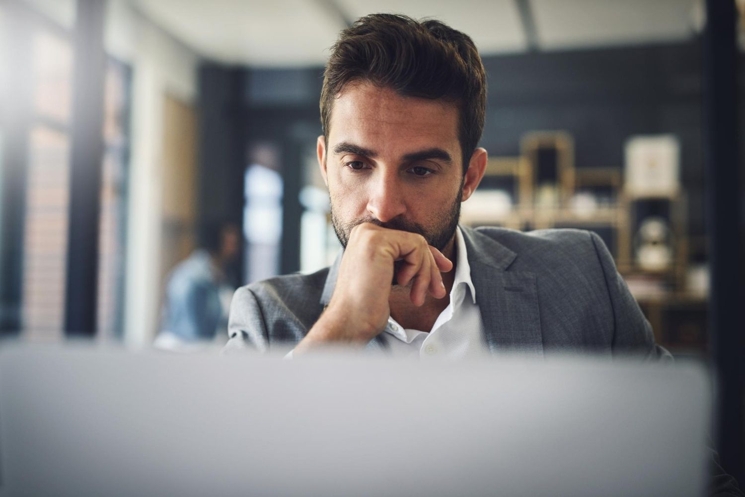 Empresário analisando estratégias de prevenção de chargeback em vendas online.