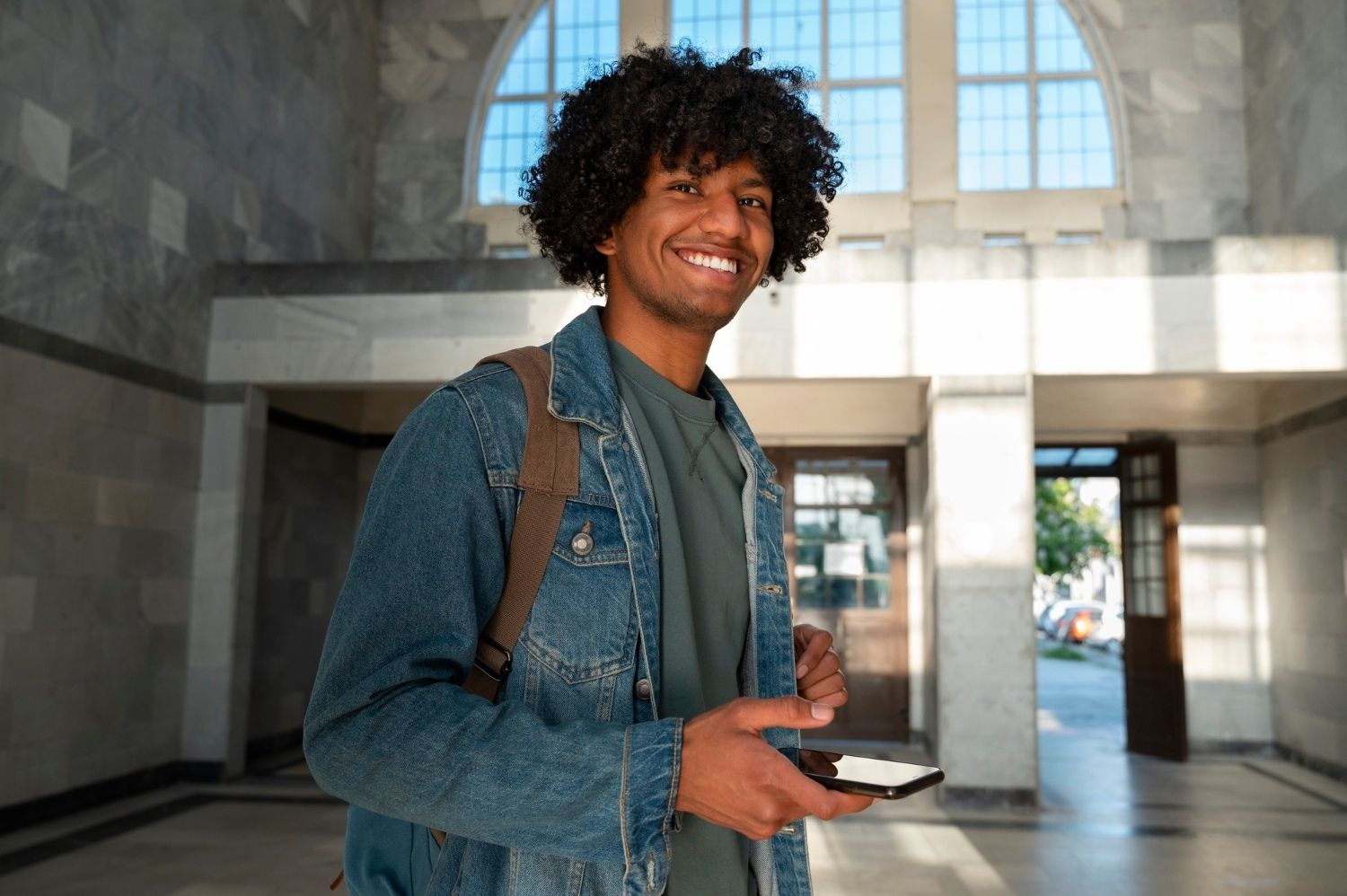 Estudante usando o celular para contratar seguro