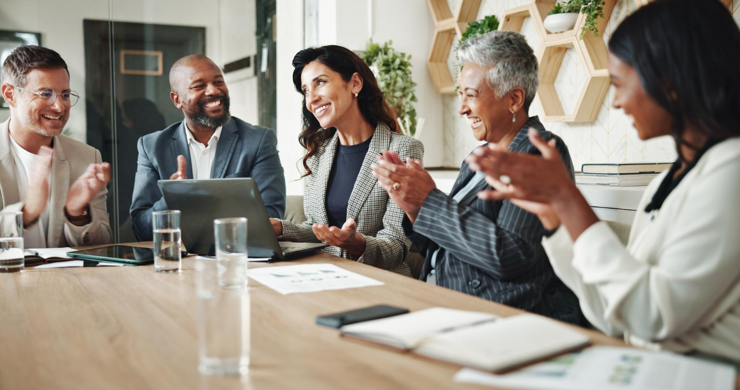 Familiares de diferentes gerações planejando sucessão empresarial em reunião profissional.