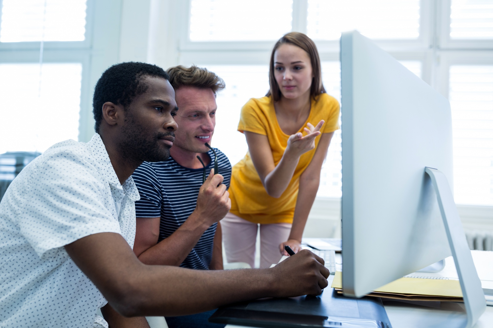 Equipe de empresa analisando ferramentas digitais para implementar no negócio
