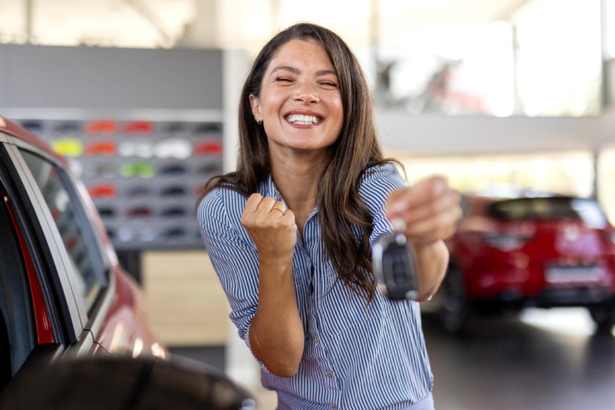 Mulher comemorando que comprou seu carro