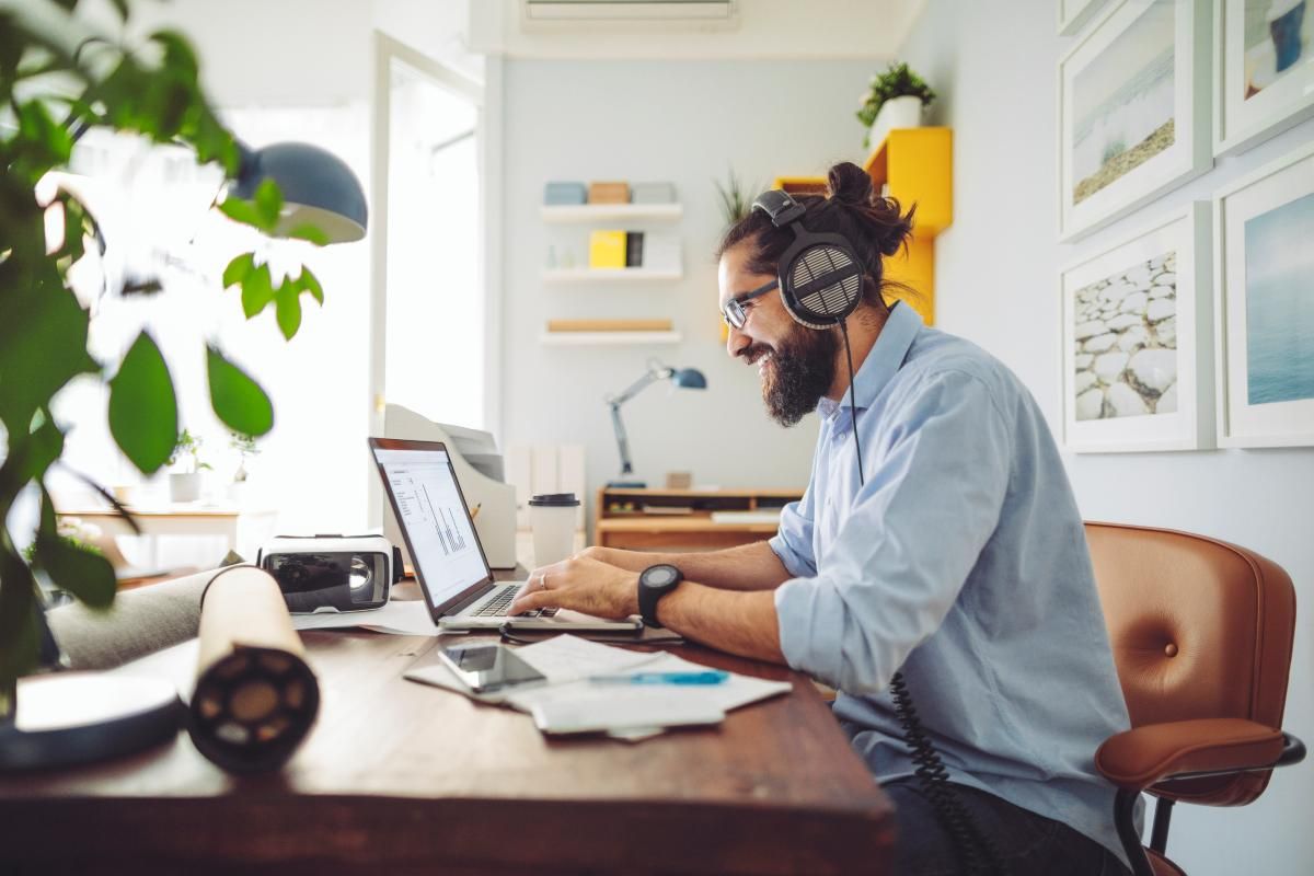 freelancer-trabaja-con-laptop-y-headphones