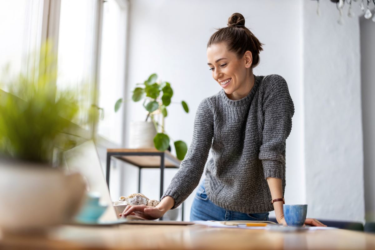 freelancer-trabajando-de-pie-con-laptop