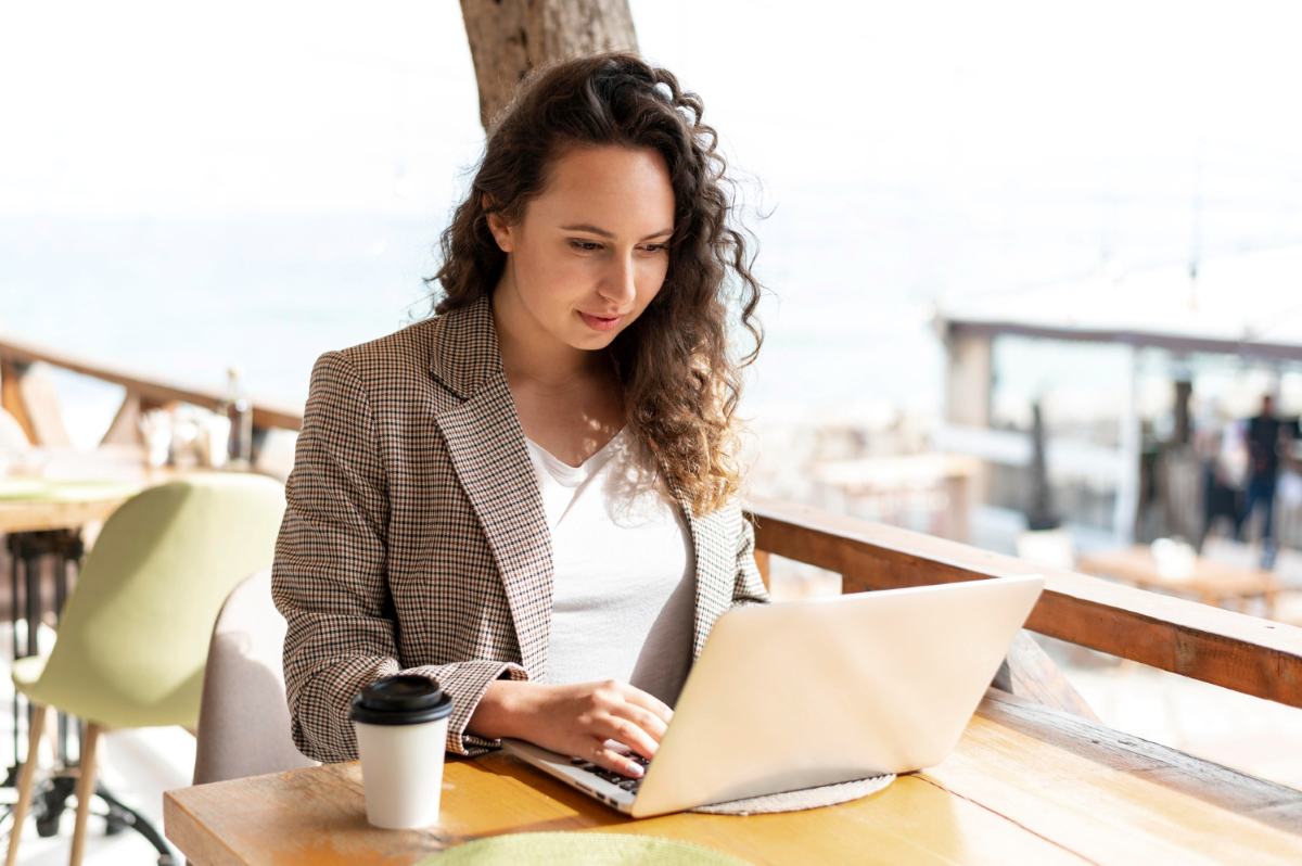 freelancer-trabajando-en-un-local