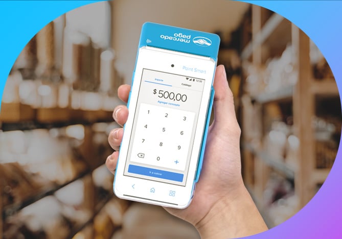 Mão segurando a Point Smart 2 Mercado Pago com valor de venda na tela