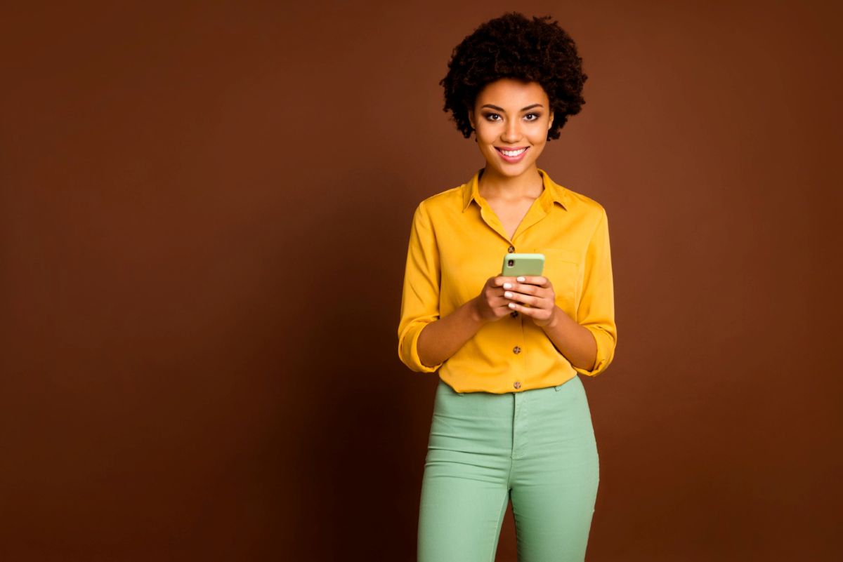 Mulher investindo em fundos de investimento pelo celular
