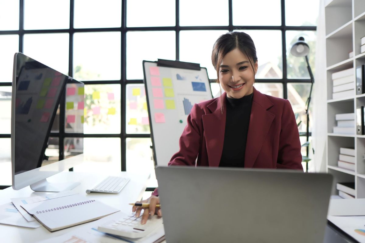 Agências de marketing: fees mensais com reajuste automático