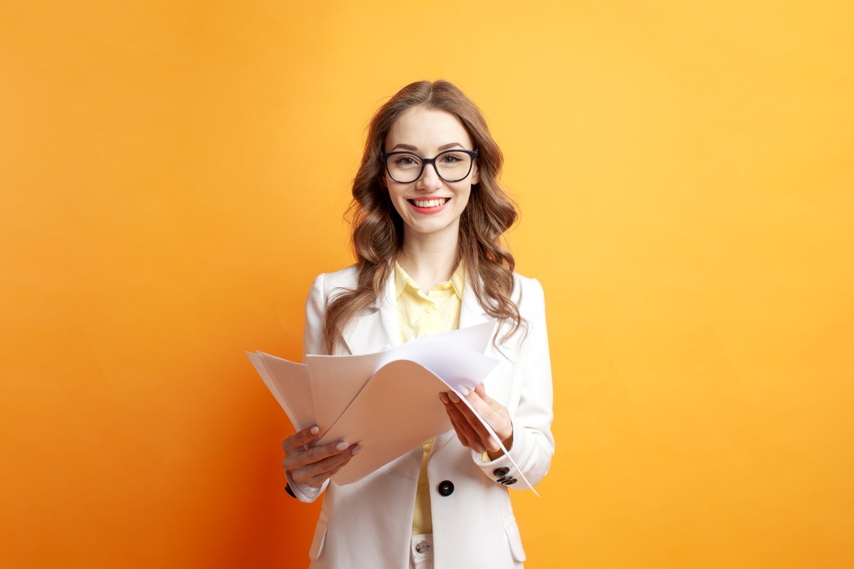 Mulher com papéis analisando indicadores financeiros da empresa