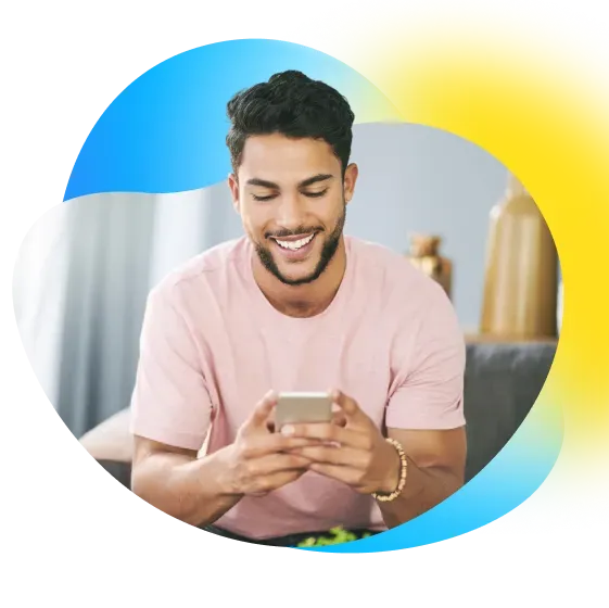 Mulher usando o app do Mercado Pago para criar um seu plano de assinatura
