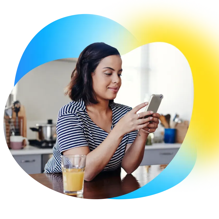 Mujer sonriendo con celular en la mano