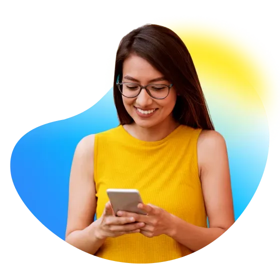 Una persona usa Mercado Pago en su celular mientras sonríe.