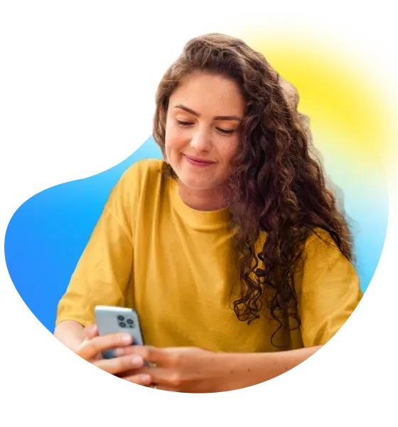 Una persona usa Mercado Pago en su celular mientras sonríe.