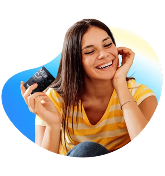 Mulher feliz com um cartão de crédito do Mercado Pago em uma mão.