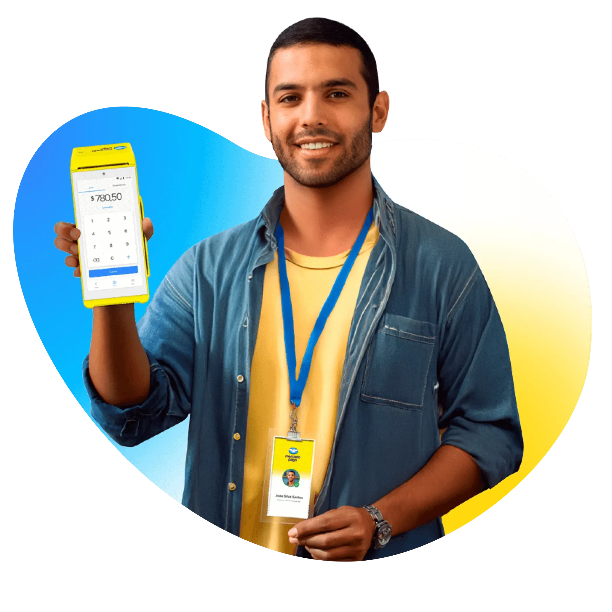 Homem de cabelo raspado, com um sorriso no rosto, com uma crachá de identificação profissional com cordão azul, pendurado no pescoço, segurando uma maquininha Point Smart.
