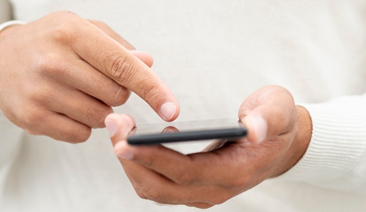hombre-con-un-celular-en-las-manos
