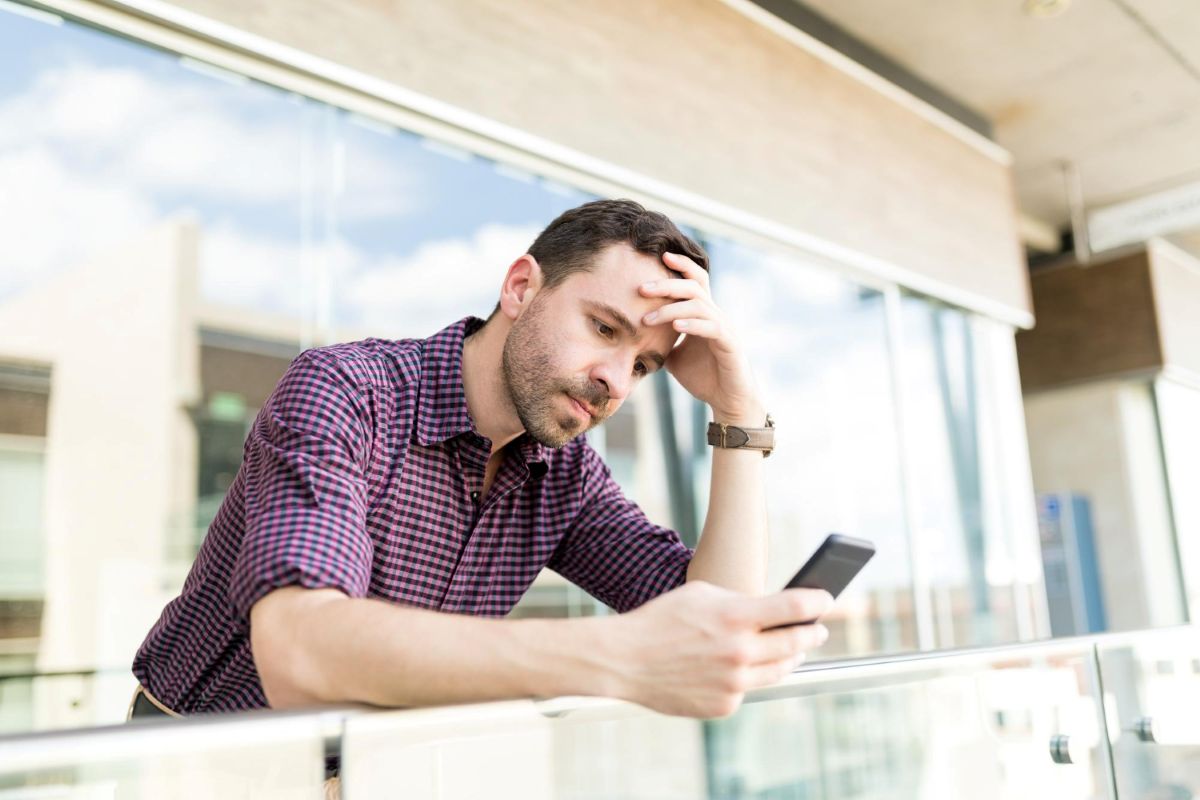 hombre-preocupado-con-el-celular