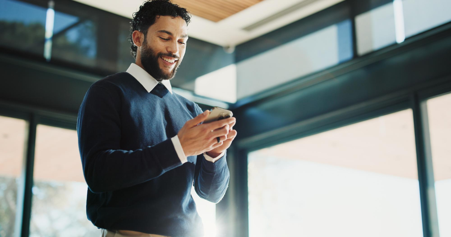 Empresário usando celular para gerenciar a Conta Negócio no Mercado Pago