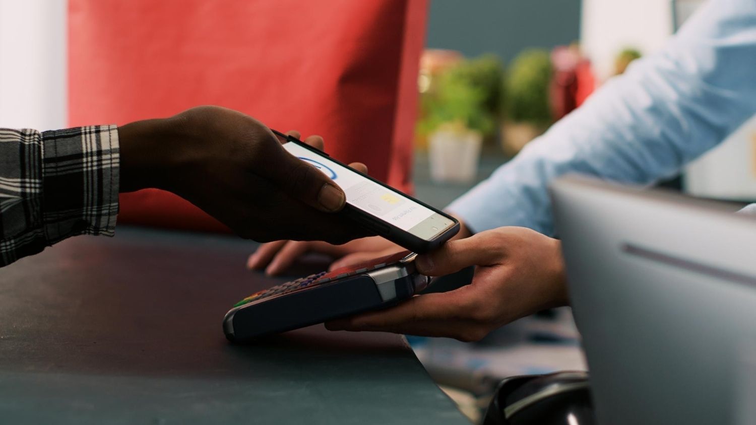 Homem pagando compra com Pix por aproximação