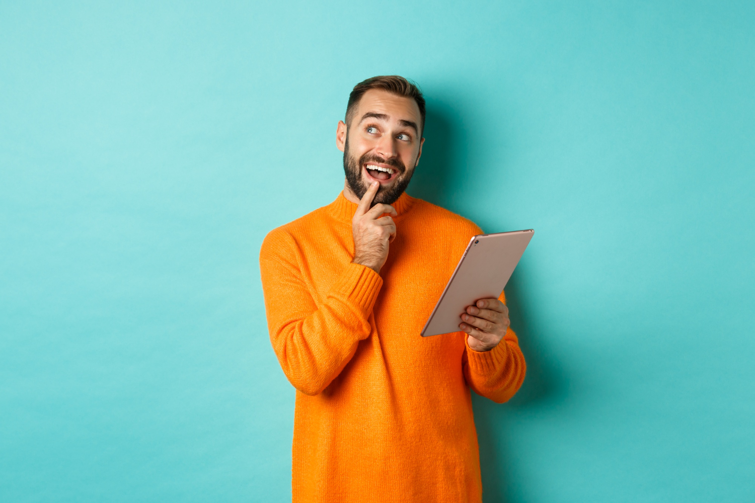 Homem sorridente segurando tablete em fundo azul