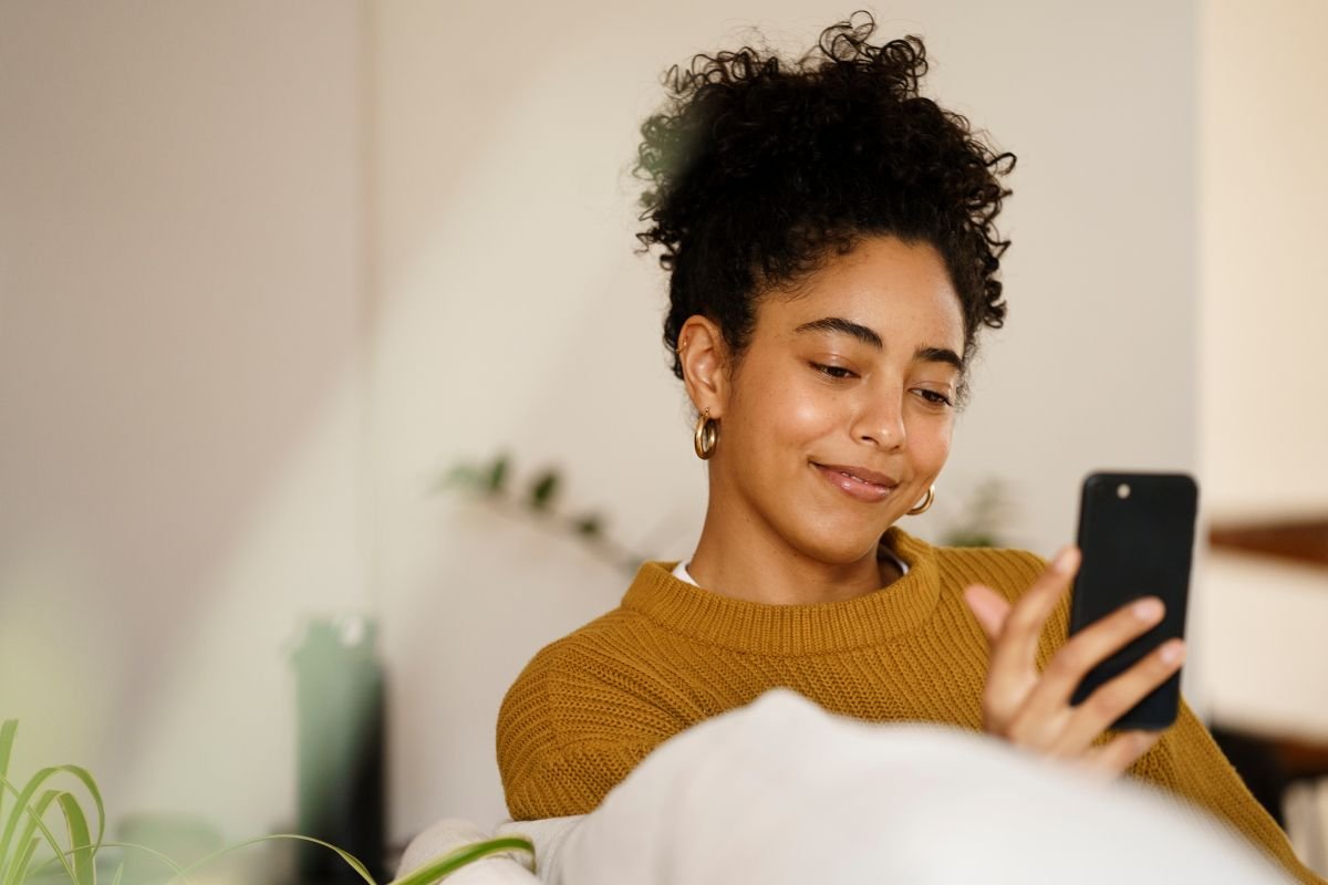 Jovem comprando Melidólar pelo celular