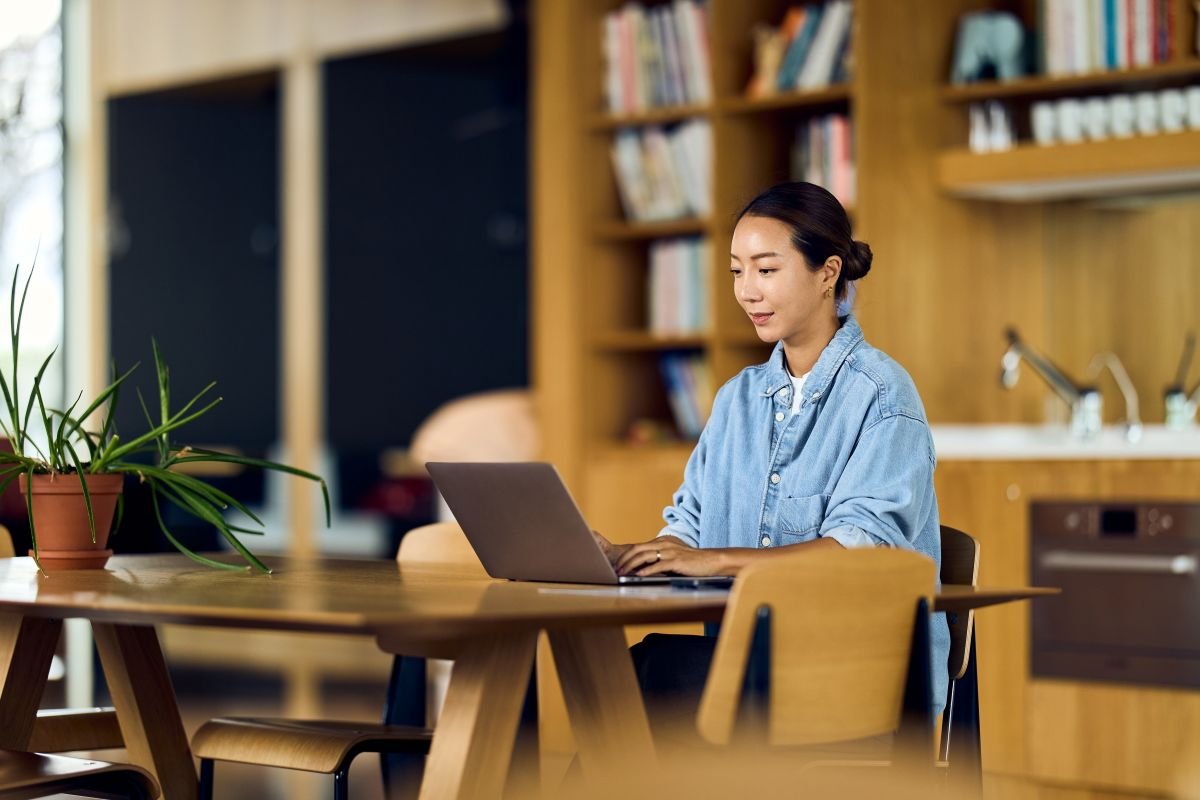 Empreendedora configurando teste gratuito em planos de assinatura recorrente no computador.
