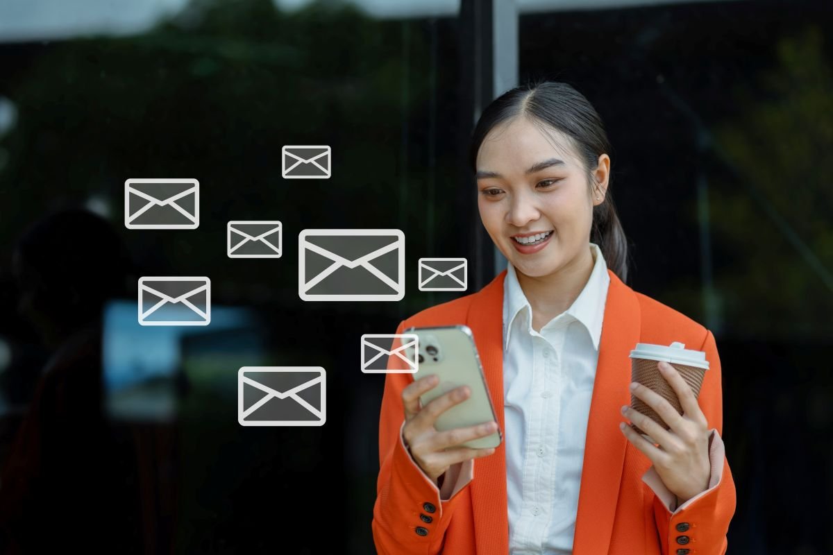Cliente recebendo notificação sobre renovação automática de contrato por e-mail.