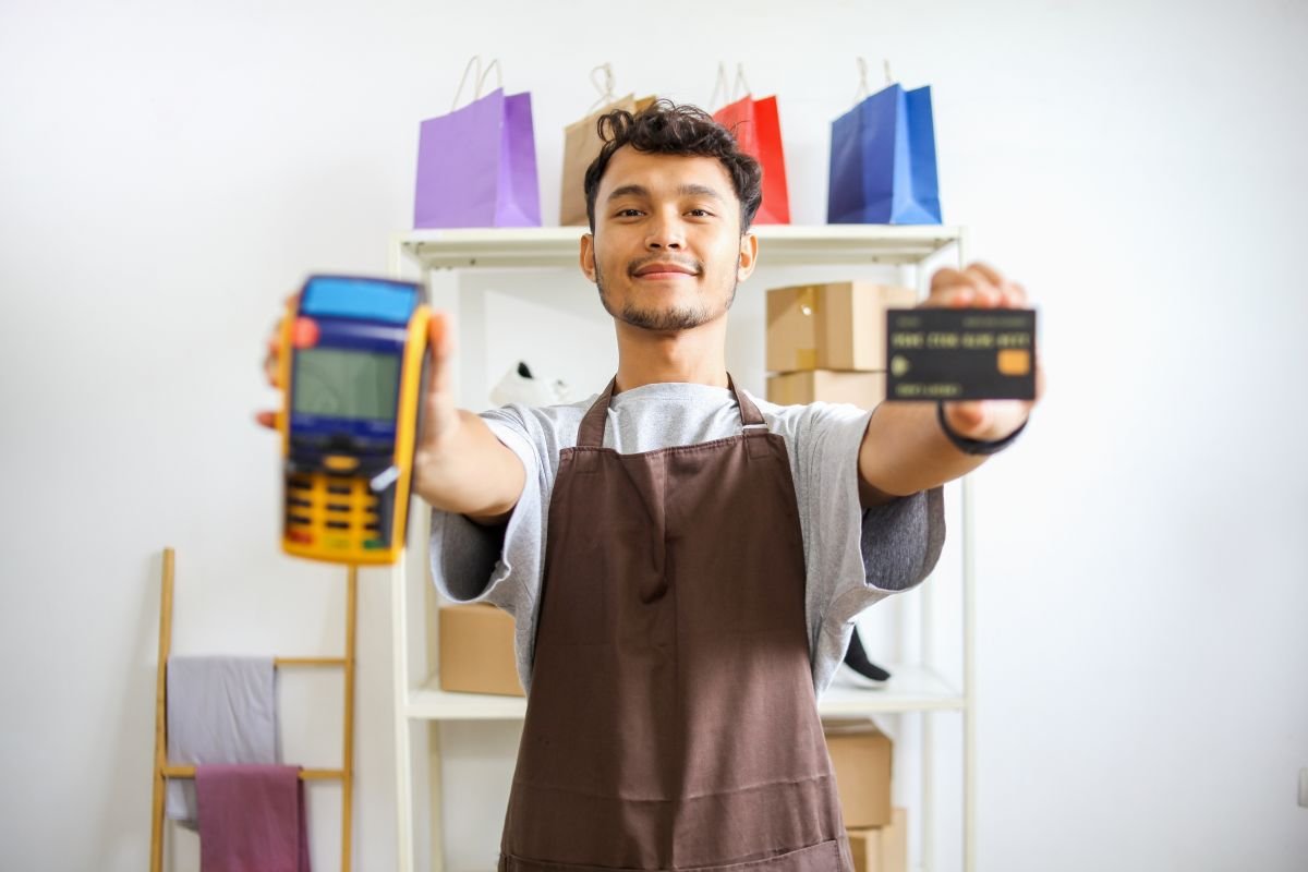 Revendedor de maquininha de cartão segura produto para apresentar para cliente.