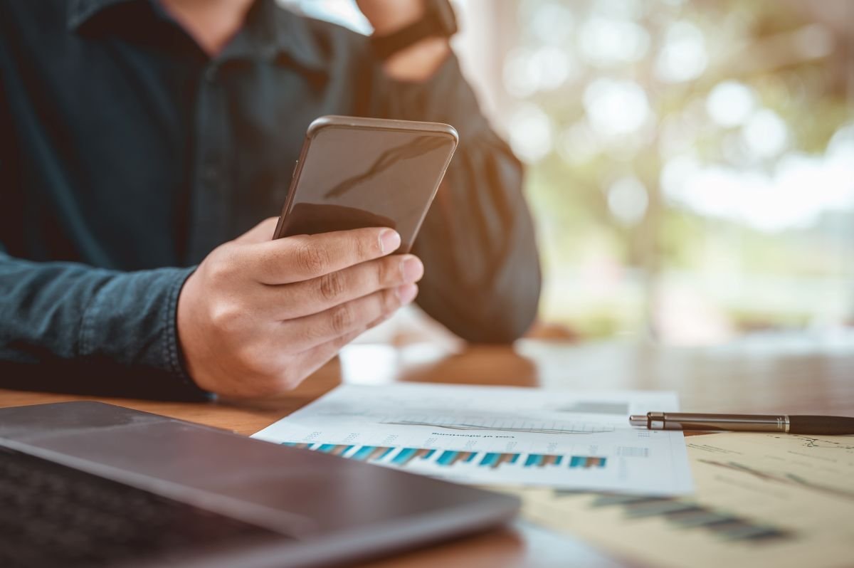 Persona en México consultando información sobre CETES en su celular