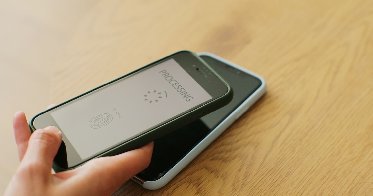 Cliente pagando usando Point Tap no celular como contingência por falha de maquininha.