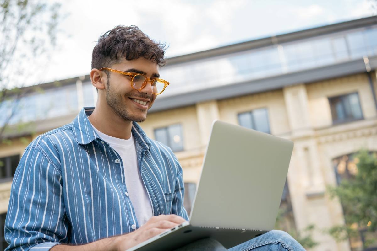 joven-con-laptop