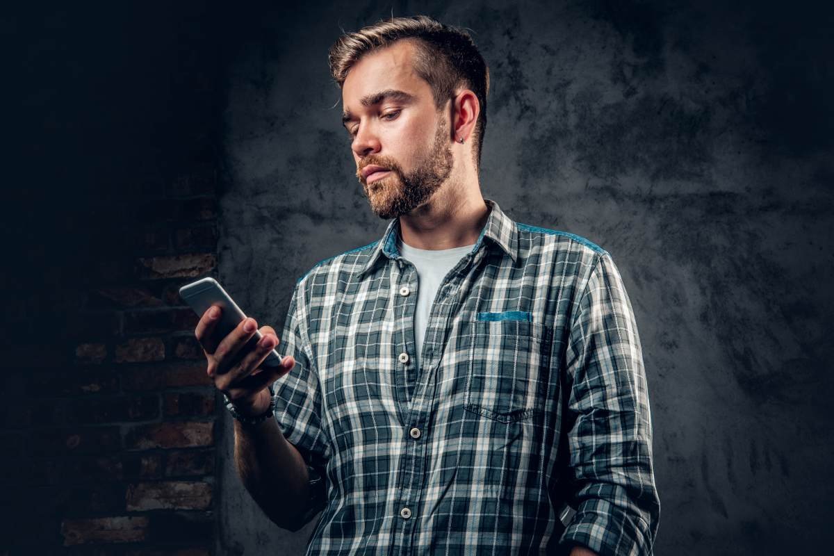 hombre-sostiene-celular-con-una-mano