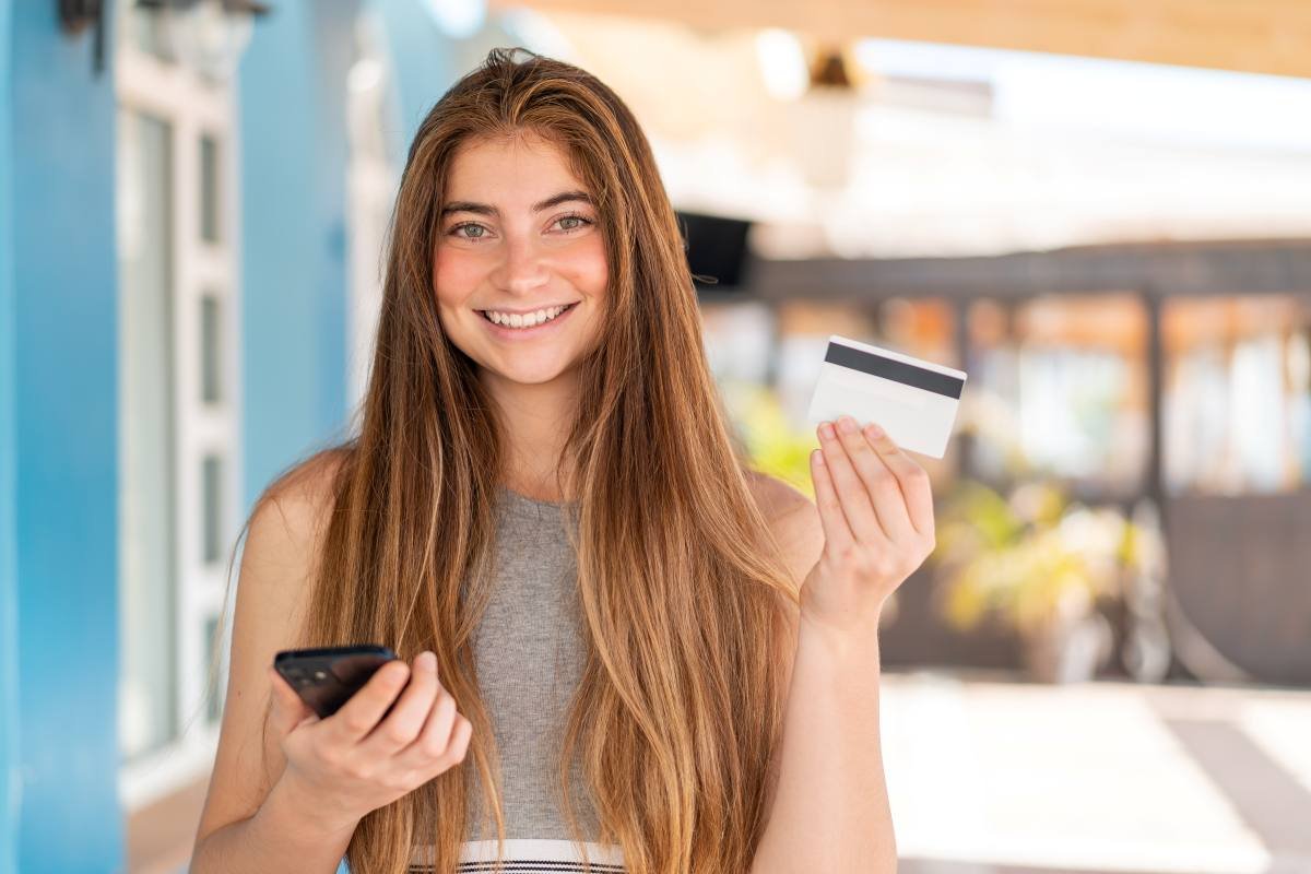 chica-sonriente-con-tarjeta-de-credito