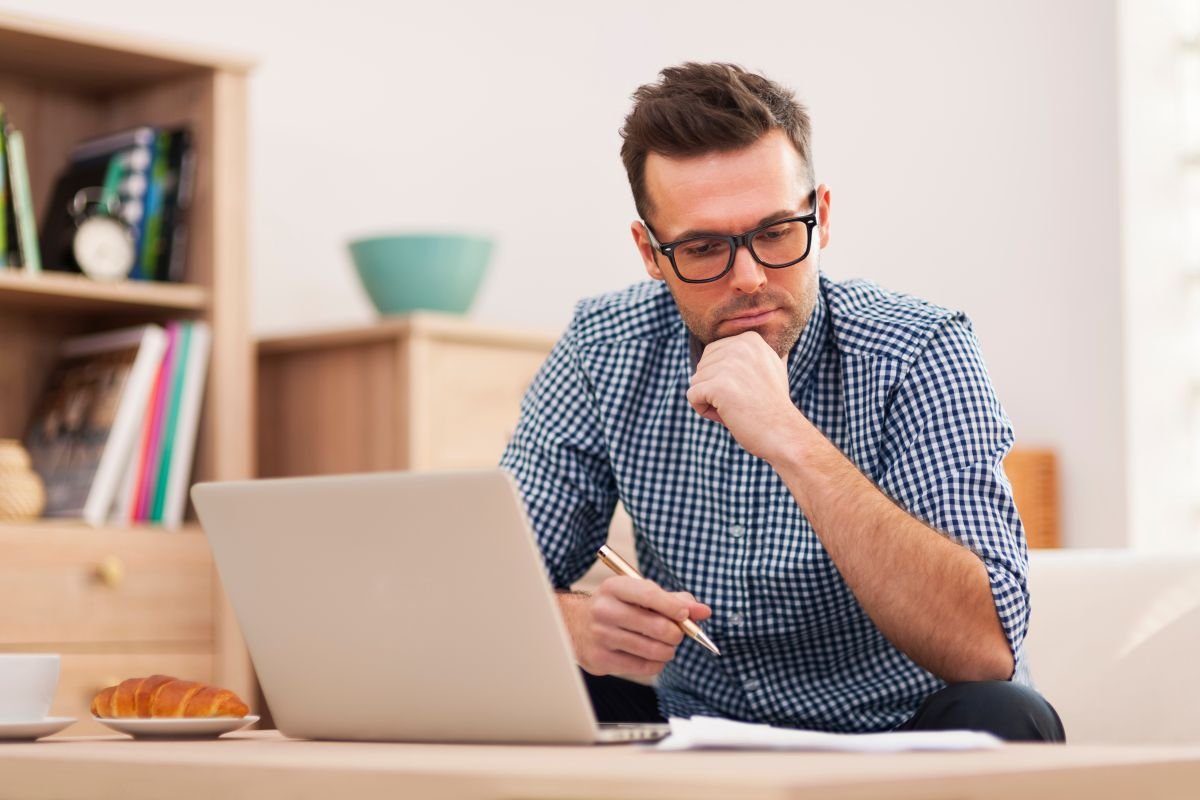 persona-pensando-analizando-finanzas