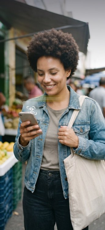 Mulher no mercado usando biometria no celular
