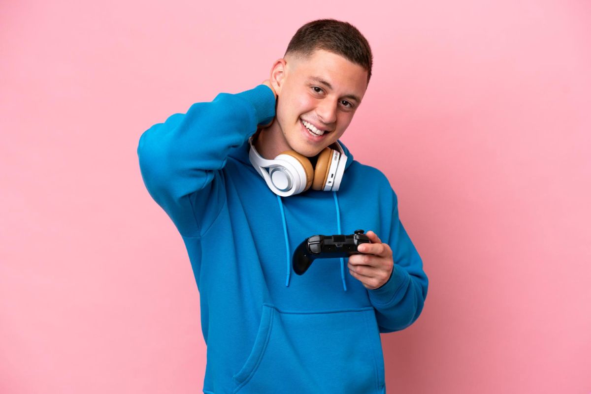 Jovem com fone e controle de videogame jogando Diamantes Free Fire