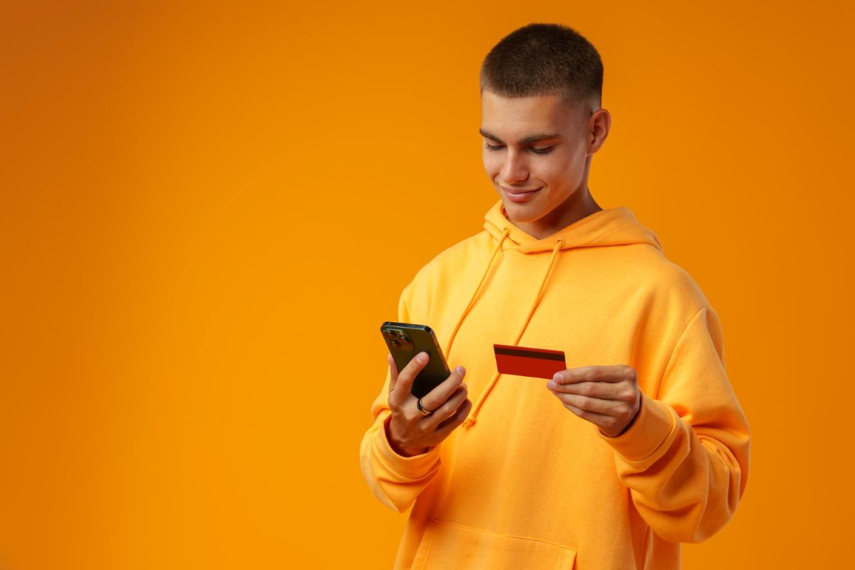 Homem fazendo parcelamento sem acréscimo no celular.