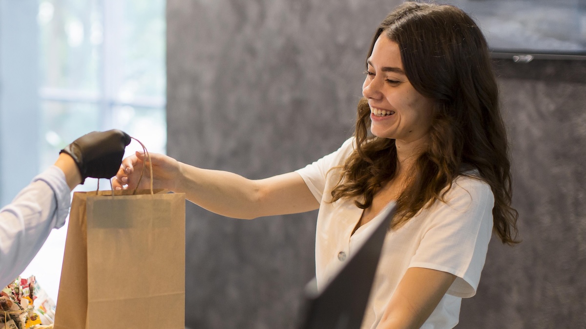 joven comprando en un local