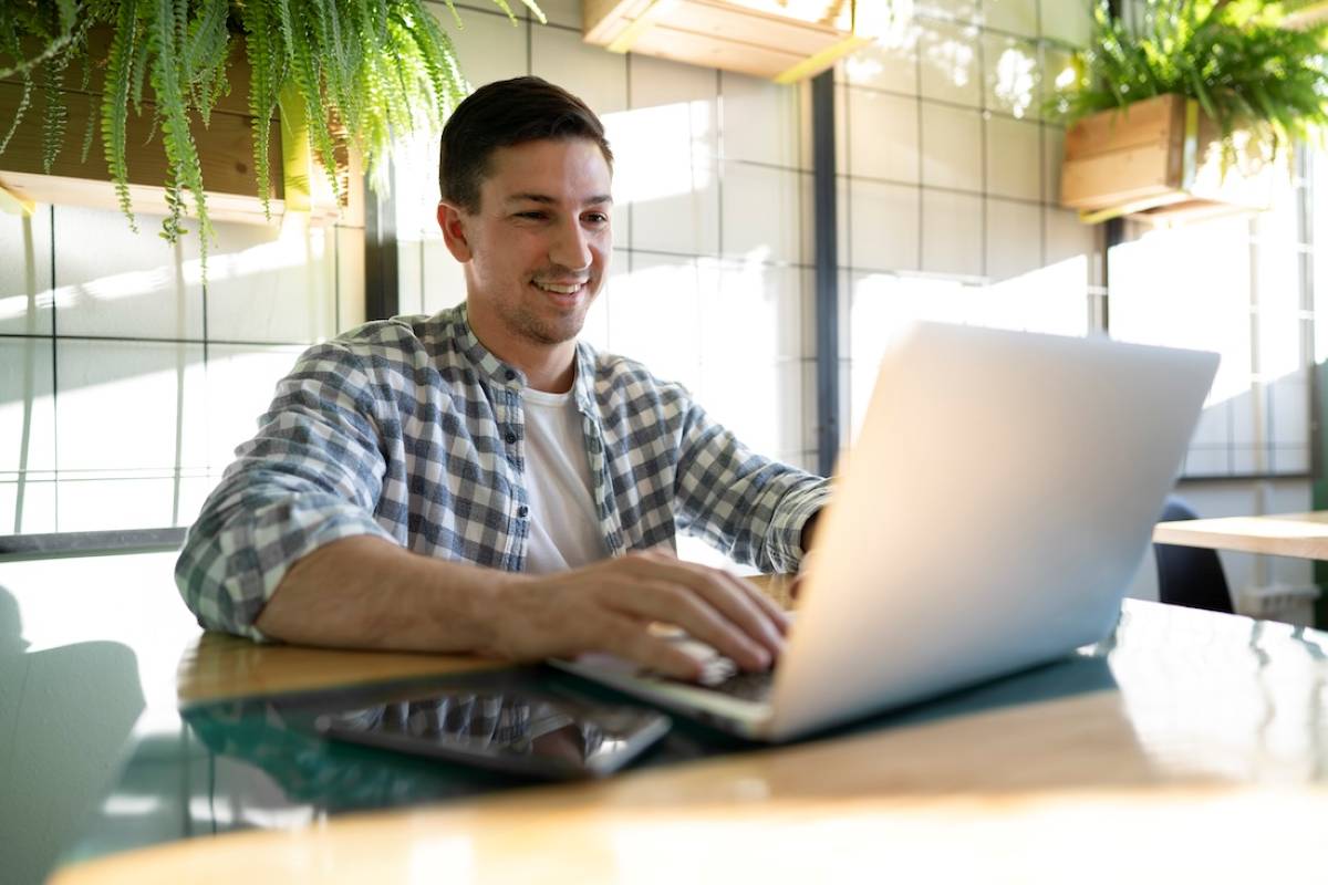 joven-emprendedor-trabajando-con-laptop