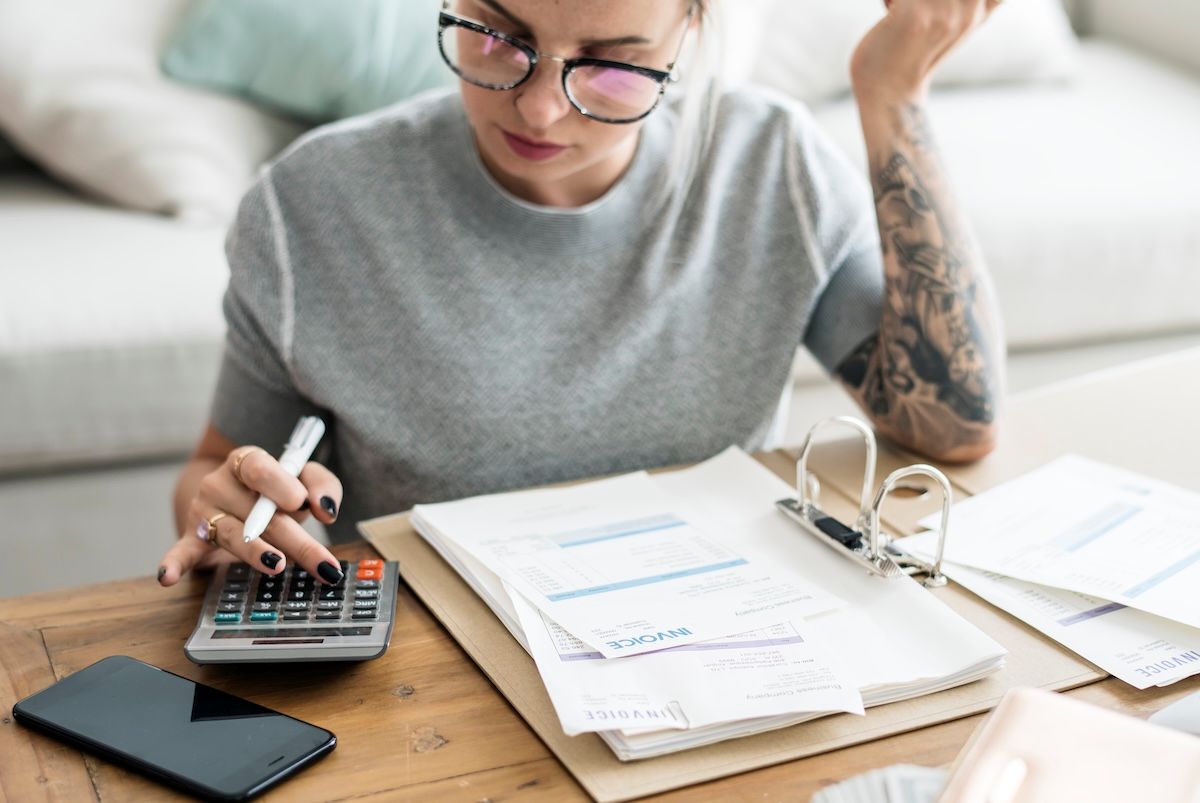 joven-mujer-realizando-calculos