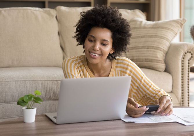 Mulher aprendendo a juntar dinheiro com as Reservas Programadas Mercado Pago