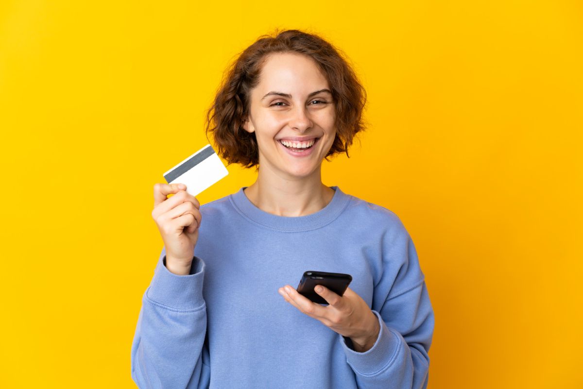 Mulher feliz porque pagou compra com link de pagamento pelo celular