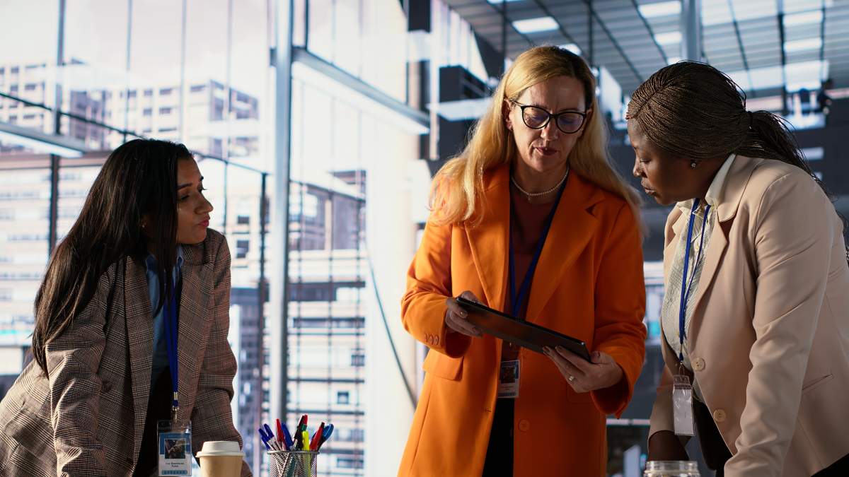 Empresárias conversam em um escritório