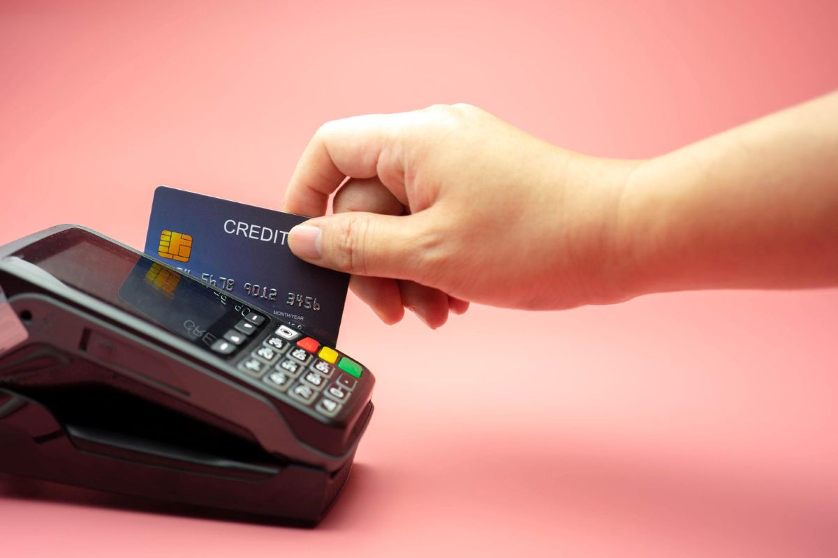 mano-pasando-tarjeta-de-credito-por-posnet
