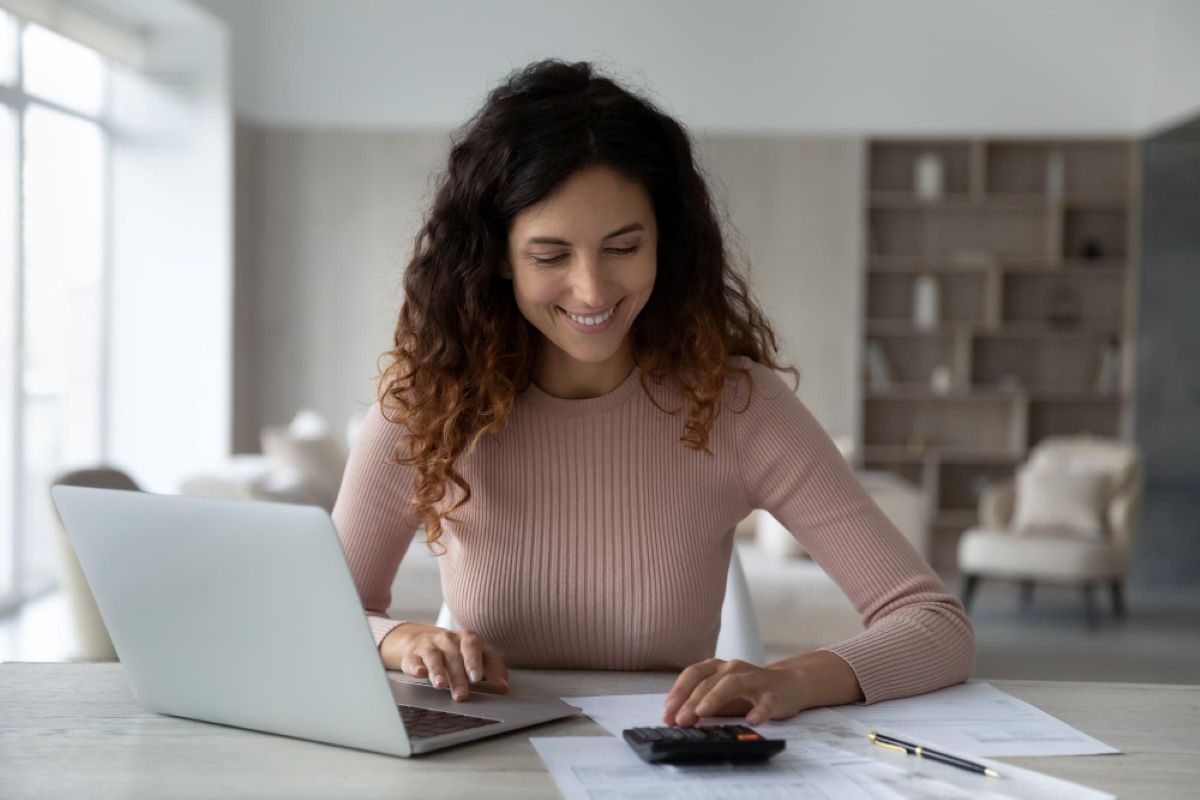 Mulher feliz pois descobriu quanto irá economizar assinando Meli+