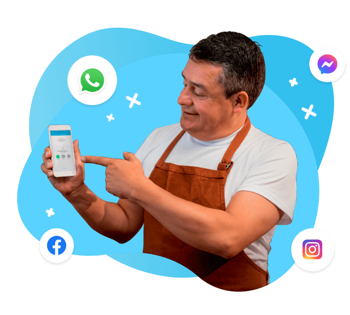 Un hombre con delantal sonriendo mientras segura su celular. Los íconos de WhatsApp, Facebook, Instagram y Messenger flotan alrededor de él.