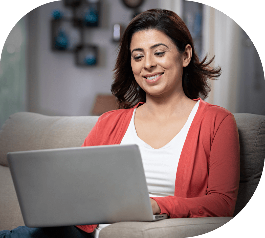 Una mujer delante de su notebook