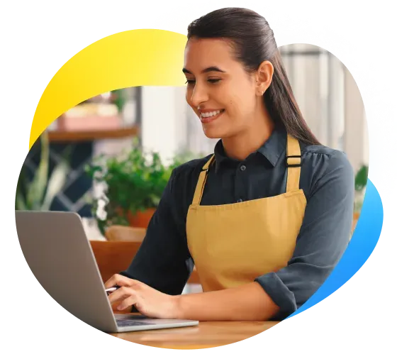 Una persona realiza una venta desde su tableta usando Mercado Pago.